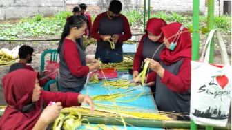 Mahasiswa KKNT 141 UPNVJT Membantu Realisasi RT Keren di Plosokerep Blitar