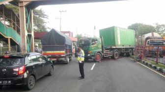 Truk Oleng Hantam Pembatas Jalan di Pasuruan, Sopir Diduga Ngantuk