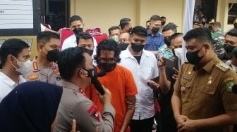 Pakai Baju Oranye, Pria yang Ancam Patahkan Leher Minta Maaf di Depan Bobby Nasution