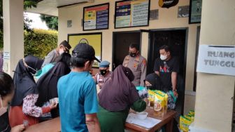 Ribuan Liter Minyak Goreng Murah di Polsek Pandeglang Diserbu Warga, Habis Dalam 2 Jam