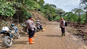 Jalan Lintas Riau-Sumbar Putus Akibat Longsor, Netizen: Hutan Ditebang Batu Ditambang