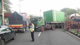 Siang Hari Bulan Puasa, Truk Kontainer Hantam Pembatas Jalan di Pasuruan Gegara Sopir Mengantuk