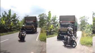 Nyaris Kena! Melaju di Depan Truk, Pengendara Motor Belok Tanpa Nyalakan Lampu Sein, Warganet: Ngeprank Ajal