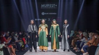 Bangga Banget! Desainer Ini Sukses Bawa Tenun Ikat Siak ke Runway Muffest+ 2022