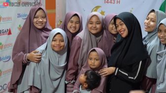 5 Momen Ria Ricis Buka Puasa Bersama Anak Yatim, Bagi-bagi Amplop dan Bingkisan