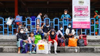 Calon penumpang menunggu jadwal keberangkatan bus antarkota antarprovinsi (AKAP) di Terminal Kampung Rambutan, Jakarta Timur, Rabu (27/4/2022). [Suara.com/Alfian Winanto]