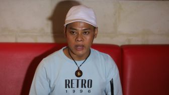 Artis musik Eko Mega Bintang memberikan keterangan pers saat ditemui di kawasan Tebet, Jakarta, Rabu (27/4/2022). [Suara.com/Angga Budhiyanto]