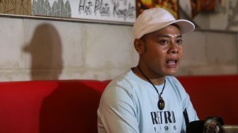 Artis musik Eko Mega Bintang memberikan keterangan pers saat ditemui di kawasan Tebet, Jakarta, Rabu (27/4/2022). [Suara.com/Angga Budhiyanto]