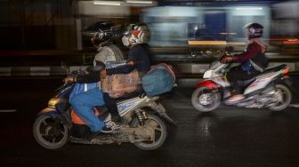 Pemudik dengan mengendarai sepeda motor melintas di kawasan jalur Pantura, Kabupaten Cirebon, Jawa Barat, Rabu (27/04/2022). ANTARA FOTO/M Risyal Hidayat