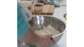 Bukan dengan Mixer, Ibu Satu Ini Bikin Kue Pakai Mesin Bor: 'STM Jurusan Listrik'
