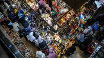 Pengunjung memadati Pasar Baru Trade Center, Bandung, Jawa Barat, Rabu (27/4/2022).  ANTARA FOTO/Raisan Al Farisi