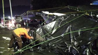 Pelabuhan Merak Diterjang Cuaca Ekstrem, Tenda Pemudik Sepeda Motor Roboh