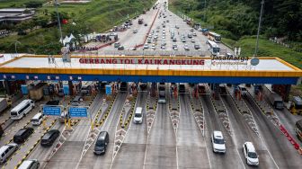 Foto udara suasana antrean kendaraan pemudik dari arah Jakarta yang akan memasuki Gerbang Tol Kalikangkung, Semarang, Jawa Tengah, Rabu (30/4/2022).  ANTARA FOTO/Aji Styawan