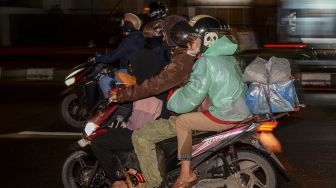 Pemudik dengan mengendarai sepeda motor melintas di kawasan jalur Pantura, Kabupaten Cirebon, Jawa Barat, Rabu (27/04/2022). ANTARA FOTO/M Risyal Hidayat