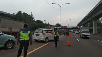Arus Tol Jakarta Cikampek Macet, Petugas Berlakukan Contra Flow Sejak Rabu Pagi