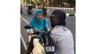 Heboh Seorang Ibu-ibu Lawan Arah Naik Sepeda Motor, Diberhentikan Dishub Malah Ngeyel