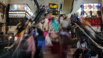 Pengunjung memadati Pasar Baru Trade Center, Bandung, Jawa Barat, Rabu (27/4/2022).  ANTARA FOTO/Raisan Al Farisi