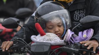 Pemudik dengan mengendarai sepeda motor melintas di kawasan jalur Pantura, Kabupaten Cirebon, Jawa Barat, Rabu (27/04/2022). ANTARA FOTO/M Risyal Hidayat