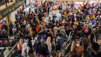 Pengunjung memadati Pasar Baru Trade Center, Bandung, Jawa Barat, Rabu (27/4/2022).  ANTARA FOTO/Raisan Al Farisi