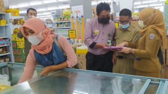 Pengusaha 'Kurang Ajar' Jual Makanan Kedaluwarsa di Bangkalan Ditegur Keras