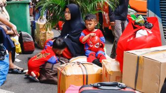 Calon penumpang menunggu jadwal keberangkatan bus antarkota antarprovinsi (AKAP) di Terminal Kampung Rambutan, Jakarta Timur, Rabu (27/4/2022). [Suara.com/Alfian Winanto]