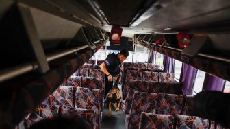 Tim K9 dari BNN melakukan pemeriksaan barang bawaan para pemudik di Terminal Kampung Rambutan, Jakarta Timur, Rabu (27/4/2022). [Suara.com/Alfian Winanto]