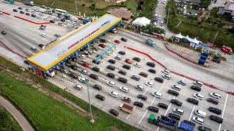 Foto udara suasana antrean kendaraan pemudik dari arah Jakarta yang akan memasuki Gerbang Tol Kalikangkung, Semarang, Jawa Tengah, Rabu (30/4/2022).  ANTARA FOTO/Aji Styawan