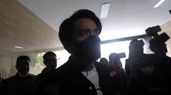 Presenter Billy Syahputra tiba untuk menjalani pemeriksaan di Bareskrim Polri, Jakarta, Kamis (28/4/2022). [Suara.com/Angga Budhiyanto]