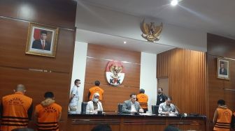 Pakai Baju Tahanan KPK dan Dipamer ke Awak Media, Begini Penampilan Bupati Ade Yasin Setelah Resmi Tersangka