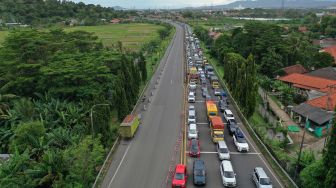 Foto udara kendaraan yang terjebak kemacetan di Gerbang Tol Merak di Banten, Kamis (28/4/2022).  ANTARA FOTO/Akbar Nugroho Gumay