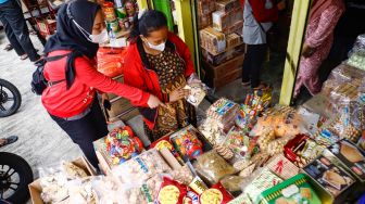 Pembeli memilih kue kering di salah satu toko kue kering di kawasan Ciracas, Jakarta Timur, Kamis (28/4/2022). [Suara.com/Alfian Winanto]