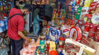 Pembeli memilih kue kering di salah satu toko kue kering di kawasan Ciracas, Jakarta Timur, Kamis (28/4/2022). [Suara.com/Alfian Winanto]