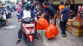 Pembeli memilih kue kering di salah satu toko kue kering di kawasan Ciracas, Jakarta Timur, Kamis (28/4/2022). [Suara.com/Alfian Winanto]