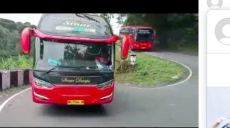 Momen Bus-Bus Berpapasan di Liku Endikat Pagar Alam, Auto Penumpang Ketar Ketir