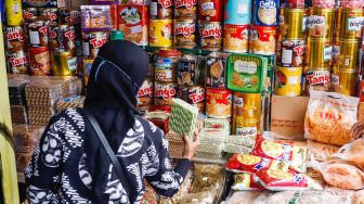 Pembeli memilih kue kering di salah satu toko kue kering di kawasan Ciracas, Jakarta Timur, Kamis (28/4/2022). [Suara.com/Alfian Winanto]