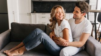 5 Cara Sederhana Membuat Pasangan Merasa Bahagia, Yuk Coba!