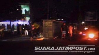 Truk Hantam Tiang Listrik hingga Terguling di Jalan Raya Bondowoso - Jember