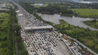 Diberlakukan Contra Flow, Kendaraan Masih Padati Jalan Tol Jakarta-Cikampek pada H+3 Lebaran