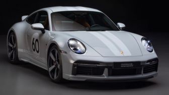 Penjualan Porsche Terjun, Mampukah Mobil Hybrid Jadi Penyelamat?