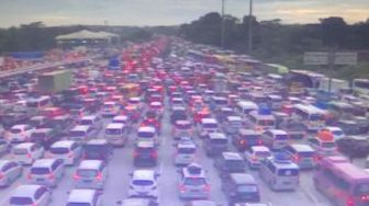 Buka Tutup Contra Flow Dilakukan Polres Karawang untuk Urai Kemacetan di Tol Jakarta Cikampek