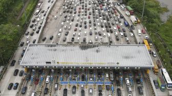 Antrean Panjang di Gerbang Tol Cikampek Utama