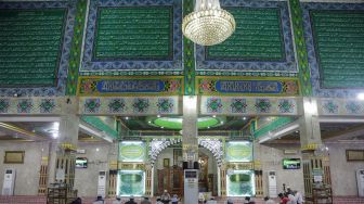 Umat Islam membaca Al Quran bersama-sama di Masjid Raya Nurul Islam, Palangka Raya, Kalimantan Tengah, Rabu (27/4/2022).  ANTARA FOTO/Makna Zaezar