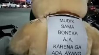 Sedih Campur Kocak, Pemudik Asal Jakarta Bonceng Boneka Beruang Menuju Kampung Halaman, Publik: Terlalu Ngenes