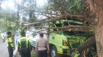 Sopir Ngantuk, Truk Box Hantam Kakek Tukang Rosok hingga Meninggal