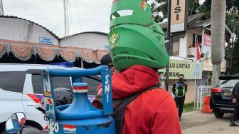 Gegara 'Tabung Gas Elpiji', Pemudik Nyentrik Asal Jakarta Ini Jadi Perhatian Pengendara di Padalarang