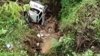 Mobil Pemudik Terperosok ke Jurang Lintas Kerinci, Begini Kondisinya