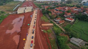 Sejumlah kendaraan antre melintas di kawasan proyek pembangunan Jalan Tol Jakarta-Cikampek 2 Selatan dari arah Sadang di Purwakarta, Jawa Barat, Jumat (29/4/2022).  ANTARA FOTO/M Risyal Hidayat