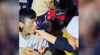 Momen Ustaz Ebit Lew Suapin Anak-anak Punk Jalanan hingga Belikan Baju Lebaran