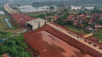 Sejumlah kendaraan antre melintas di kawasan proyek pembangunan Jalan Tol Jakarta-Cikampek 2 Selatan dari arah Sadang di Purwakarta, Jawa Barat, Jumat (29/4/2022).  ANTARA FOTO/M Risyal Hidayat
