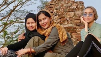 5 Potret Ayu Azhari dan Putri Bulenya Berhijab, Mariam Lebih Tertutup Ketimbang Ibu dan Adiknya